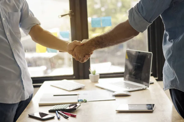 Concepto Negocio Negociación Exitoso Hombres Negocios Estrechando Mano Después Terminar — Foto de Stock