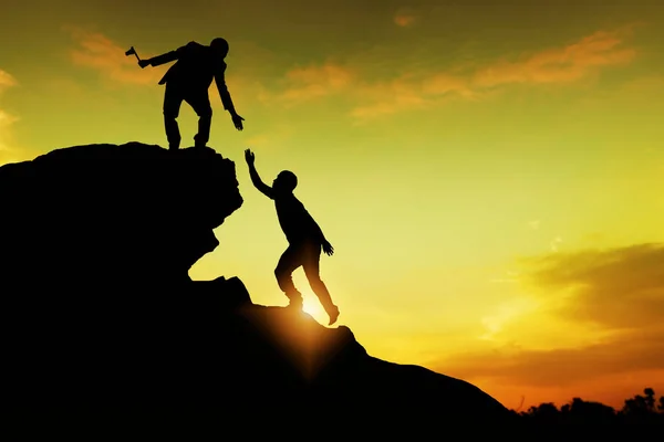 Unterstützung Teamwork Und Leistungskonzept Silhouette Eines Mannes Der Freund Beim — Stockfoto