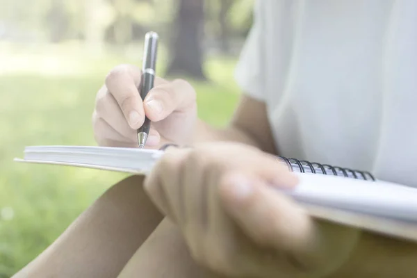 Kobieta Siedzi Pisania Notebook Parku Edukacji Nauki Praktyczno — Zdjęcie stockowe