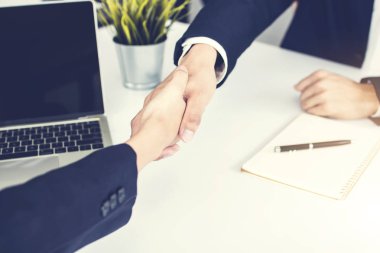 Başarılı bir müzakere konsepti, toplantıyı bitirdikten sonra el sıkışan ya da hedefler belirleyen ve başarılı olmak için plan yapan iş adamlarının elini kapatın.