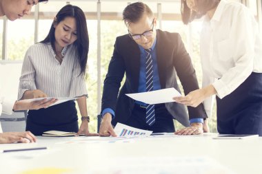 İş adamları takım planlaması ve şirket çıkarları hakkında tartışır. 