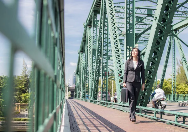 Щаслива Розслабляюча Бізнес Леді Тримає Сумку Ходить Працювати Мосту — стокове фото