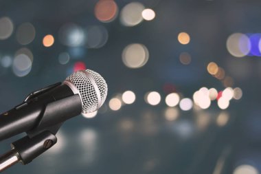 Işık ve salon arkaplan bulanık mikrofon, Müzik ve şarkı konsepti