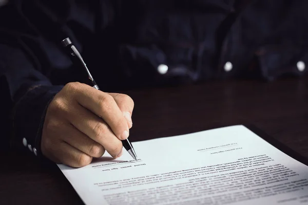 Escribir Mano Firmar Contratos Papel — Foto de Stock