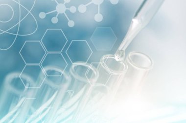 Bilim ve araştırma konsepti, tüp testinde kimya sıvısını düşüren pipeti kapatın. 