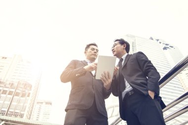 iş insanları tablette konuşan ve tartışan  