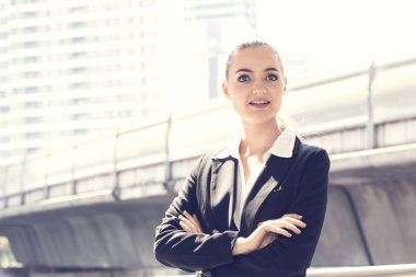 binanın dışında ayakta emin kadın portre iş