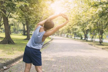 spor adam solucan yukarı ve egzersiz, parkta Runner egzersiz 