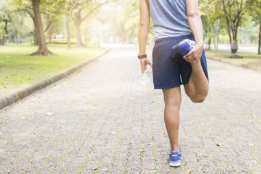 spor adam solucan yukarı ve egzersiz, parkta Runner egzersiz 