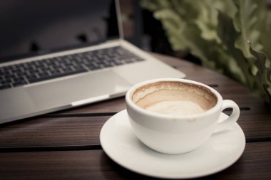 kafede çalışan laptop ile masada kahve, dinlenmek ve ücretsiz zaman kavramı