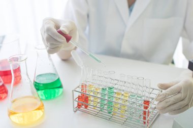 bilim adamı Holding test tüp Fen Lap 