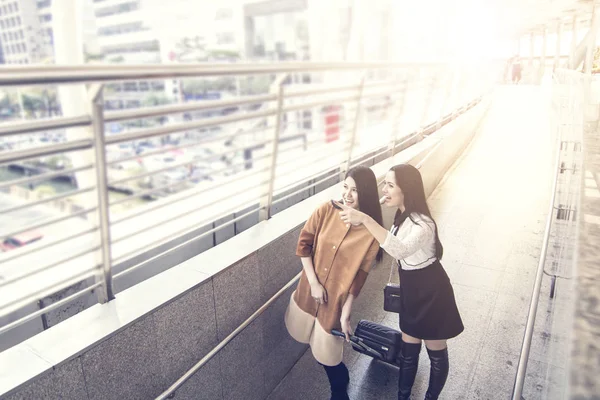 两个女孩 旅行者走着走出机场走廊 指向旅行的方式 — 图库照片