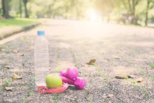 Esercizio Concetto Dieta Fitness Manubrio Con Mela Verde Acqua Sulla — Foto Stock