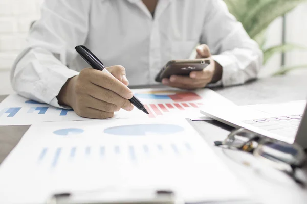 Gente Negocios Revisando Papel Gráfico Finanzas Análisis Concepto Marketing — Foto de Stock