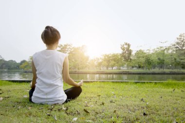 kadın ne arabuluculuk ve yoga under Yeşil 
