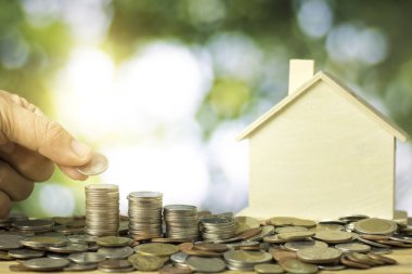 yığılmış el para paralar modeli ev, gayrimenkul kavramı ile