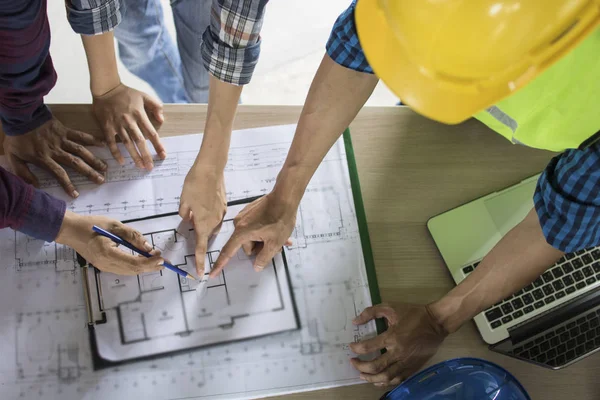 Planejar Equipe Engenheiro Discutir Sobre Construção Civil Mesa Local Trabalho — Fotografia de Stock