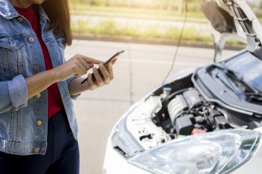 Üzgün kadın aramak için telefon olarak duran ve telefon ile otomobil ve tamirci yolda konuşurken set kız kırık araba