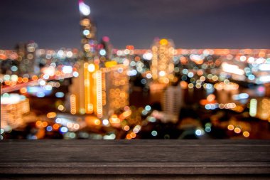 yumuşak bokeh ışık gece şehir arka plan üzerinde ahşap masa boş, counter senin üretmek olabilir yerleştirilir 