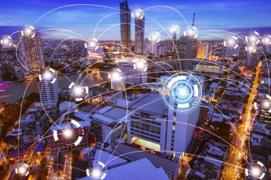 Gece şehir arka plan ile Ağ internet ve Bağlantı teknolojisi kavramı