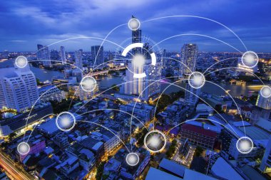 Gece şehir arka plan ile Ağ internet ve Bağlantı teknolojisi kavramı