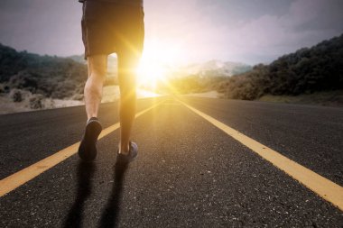 Hedef ve Çaba kavramı, Runner güneş yükselen ile yolda koşmak. 