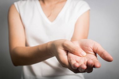 Tetik parmak, bilgisayar çok kullandıktan sonra ağrı ile el tutan kadın