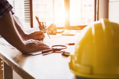 Ofiste masada mavi baskı üzerinde sirk kullanarak iki mimar planı ve tasarımı