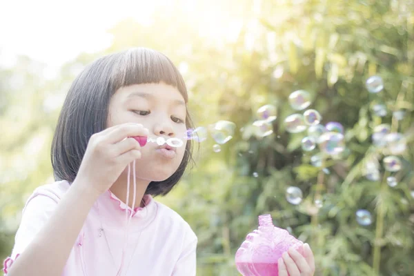Забавный Азиат Пускающий Пузыри Парке — стоковое фото