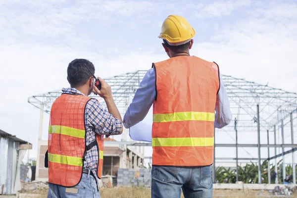 Två Ingenjörer Och Arbets Tagare Ser Blåkopia Bygg Arbets Platsen — Stockfoto