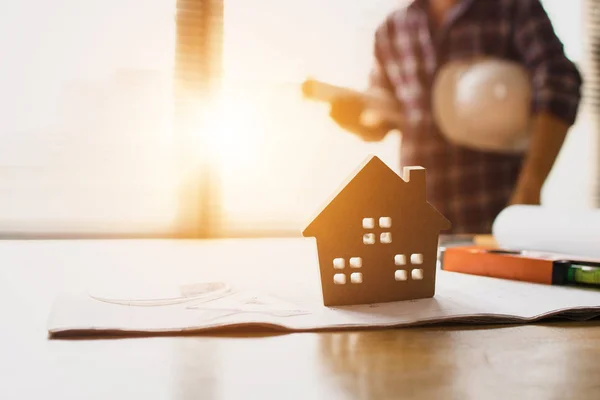 Concept Maison Immobilière Maison Bois Sur Table Avec Fond Ingénieur — Photo