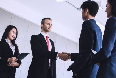 El sıkışın ve iş adamlarının başarılı pazarlıkları 