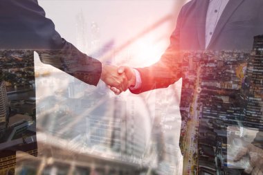 iş adamlarının iş pozlama ortağı ile el sıkışmak, başarılı müzakere  