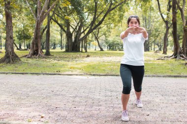 Güçlü sağlıklı kavram, kadınlar parkta egzersiz yapar.