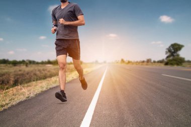 Koşucu sağlıklı için yolda çalışan 