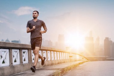 Adam koşucu köprüde koşuyor