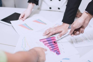 iş insanları beyin fırtınası, planlama ve ofiste finans hakkında tartışmak 