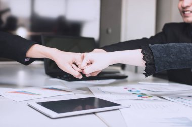 İş toplantısı olarak takım çalışması konseptini pompalamak 