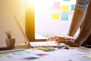 adam arama ve bilgisayar kullanımı, yazma ve çalışma