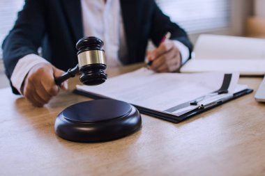 Hukuk ve hukuk hizmetleri kavramı, iş avukatı el tutan jambon