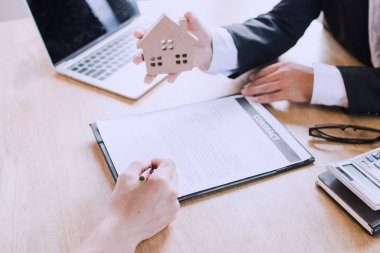 adam yazma ve anlaşmadan sonra ev sözleşmesinde imzalayın