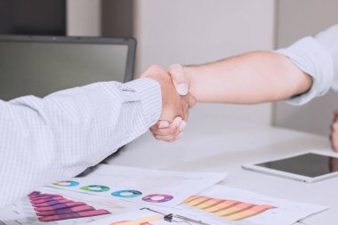 Başarı tam iş ve kar, iki buiness insanlar eller sallamak