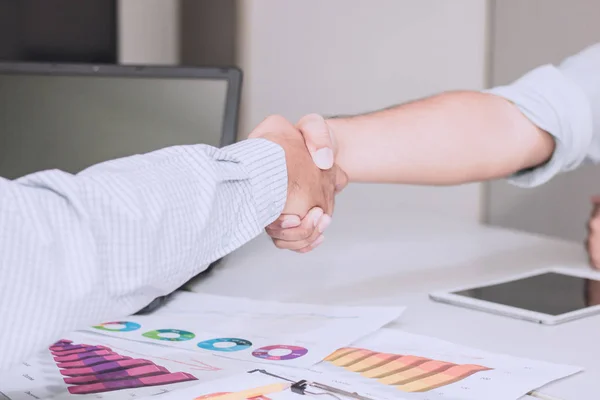 Sukses bisnis dan keuntungan penuh, dua orang sibuk berjabat tangan — Stok Foto