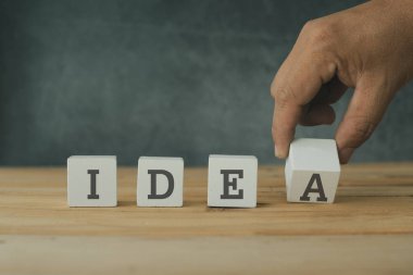 Yaratıcı ve başarı kavramı, el ile ahşap küp blok koyarak