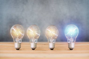 çimento duvar arka plan üzerinde fikir enerji ve ampul 