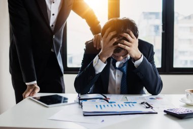 Menajer ya da iş arkadaşı iş adamını cesaretlendirir ve onunla konuşur.