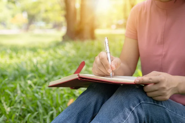 Gedicht, poëzie en kennisonderwijs concept, close-up zitten — Stockfoto