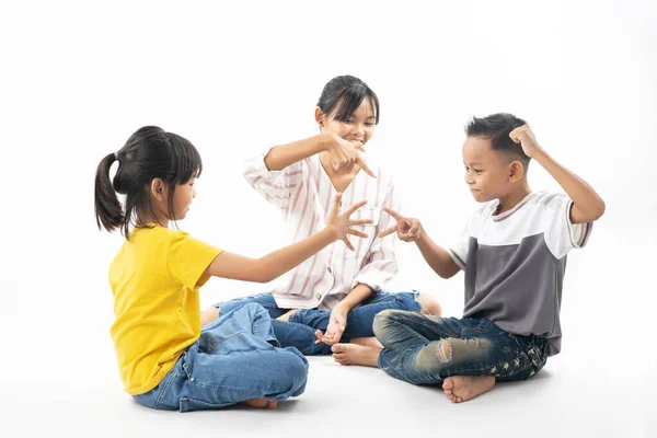 Lucu dan lucu kelompok anak-anak Asia bermain Batu Kertas Scisso — Stok Foto