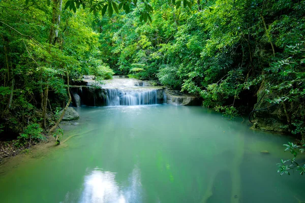 Wodospad w zielonym lesie — Zdjęcie stockowe
