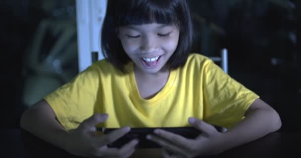 Niño Asiático Chica Tailandesa Jugar Teléfono Noche Después Cena Mesa — Vídeos de Stock